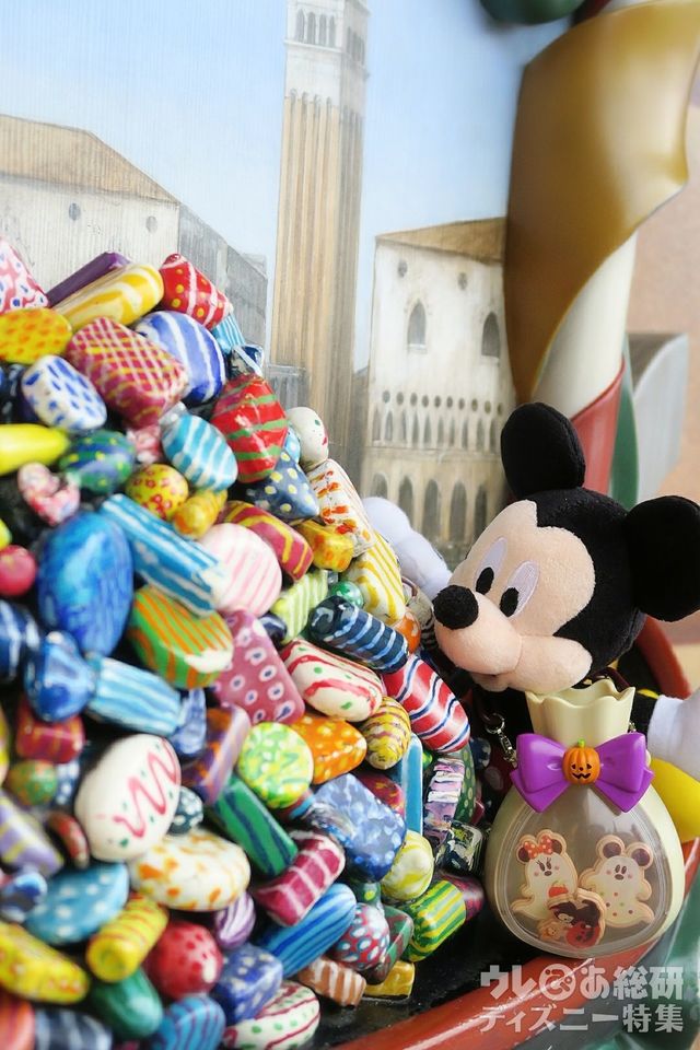 お菓子に囲まれてハッピーなミッキー