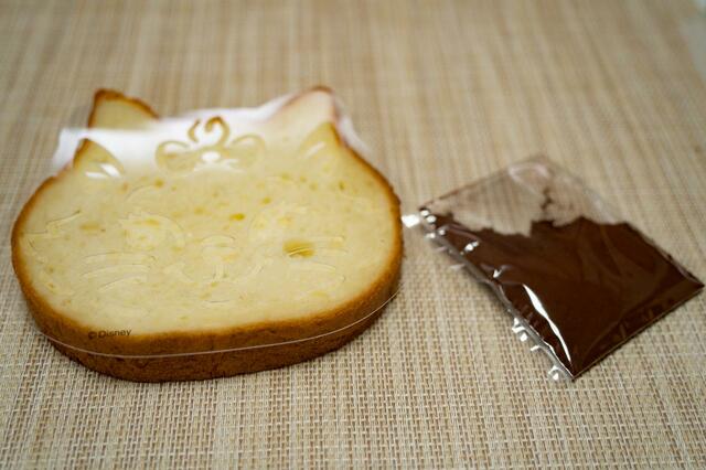 シートをパンの上に乗せます。穴がすべてパンの上に乗るよう位置を調整。