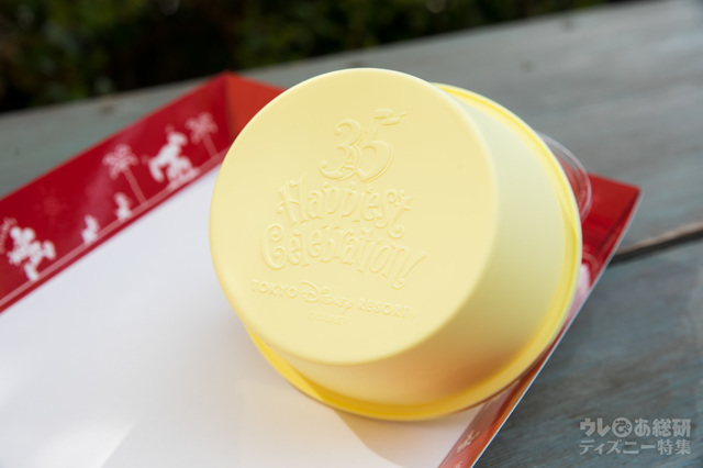 カスタードケーキ(あずき&ストロベリー)、スーベニアケース付き ¥1,000|底にはロゴが!