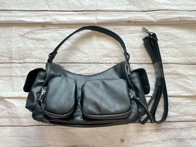 取り外し可能なショルダーストラップ付き