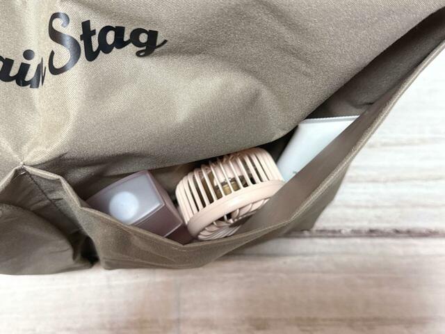 もう1つのポケットにはハンディファンや日焼け止めなどをイン