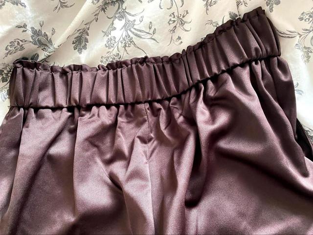 【GU （ジーユー）サテンストレートパンツZ+E】ウエストはゴムで、ベルトを通す穴はありません