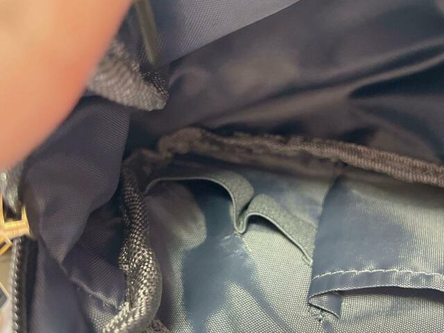 フロント側の下段にはゴムバンドが2つ