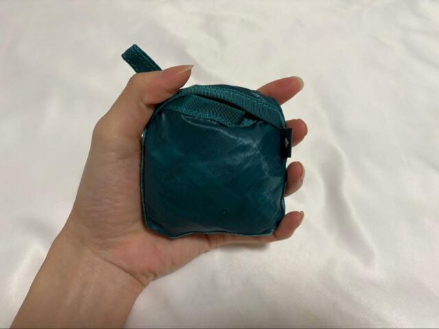 【mont-bell　U.L.MONO ショルダー L】折りたたむと手のひらサイズに！カラビナをつけてバッグに取り付けることも可能です◎