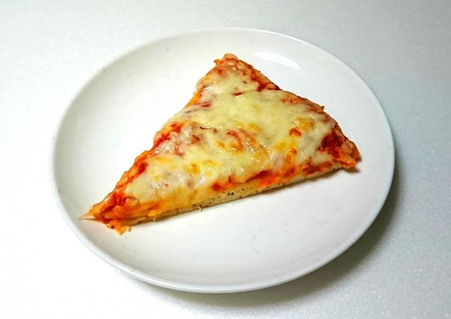 【カークランドシグネチャー　冷凍チーズピザ　1.92kg（481g×4枚）　1538円】ナチュラルチーズが主役のシンプルなピザ