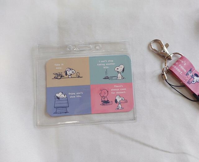 取り外し可能なクリアポケットには、付属のスヌーピーのカードを入れても♪
