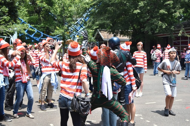 コスプレイヤーと記念撮影