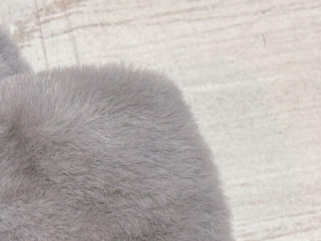 素材はポリエステル。なめらかな手ざわりのファー生地です