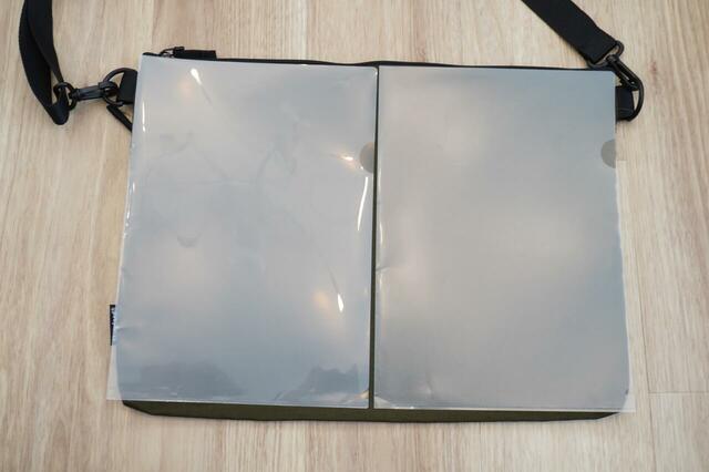 A4サイズのクリアファイル2つ分ほどの大きさ