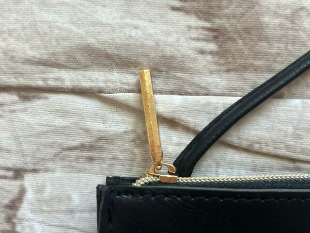 ファスナーチャームはゴールドでおしゃれ