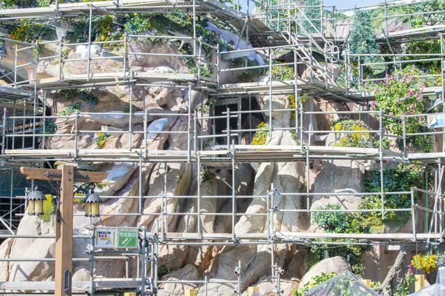 魔法の泉：「ファンタジースプリングス・エントリーウェイ」アナとエルサ（2023年9月撮影）