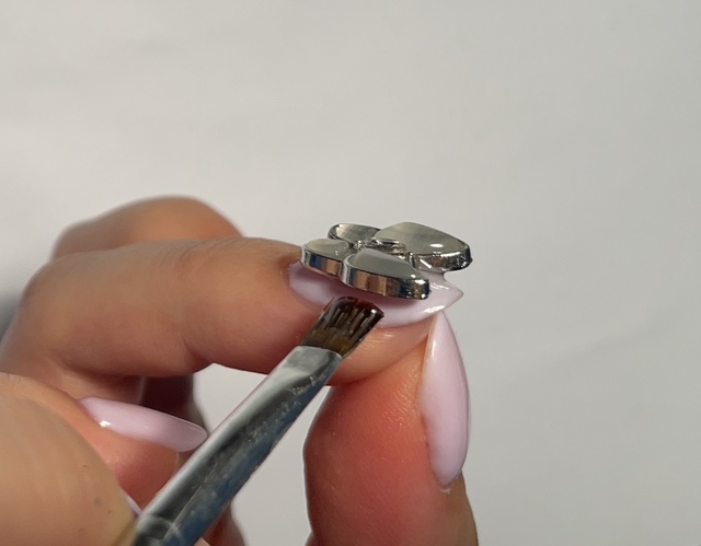 【ダイソー BRGジェルネイル 1トップコート】左右の溝を埋めていきます