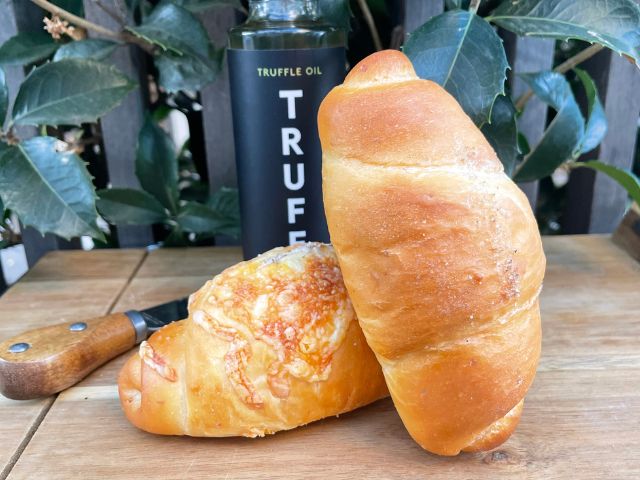 MUUNseoul「黒トリュフチーズ塩パン」