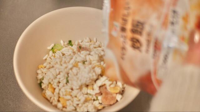 【セブン-イレブン 炒飯&焼餃子】炒飯はお皿に移すか、フライパンでも調理可能