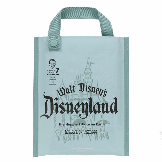 レジャーシート 750円｜サイズ：（レジャーシート）縦約60×横約90cm、（ケース）縦約25×横約20cm｜東京ディズニーリゾート「ディズニー100」グッズ｜販売店舗：東京ディズニーランド「ギャグファクトリー/ファイブ・アンド・ダイム」、東京ディズニーシー「エンポーリオ」｜発売日：2023年2月2日（木）