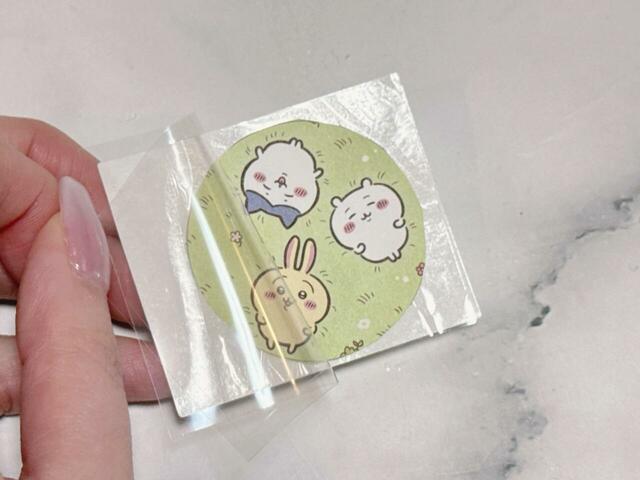 透明フィルムをすべて剥がしきらないよう、シールシートにイラストを挟みます