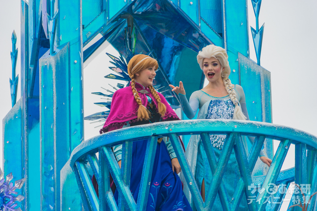 大人気のアナとエルサもパレードに登場