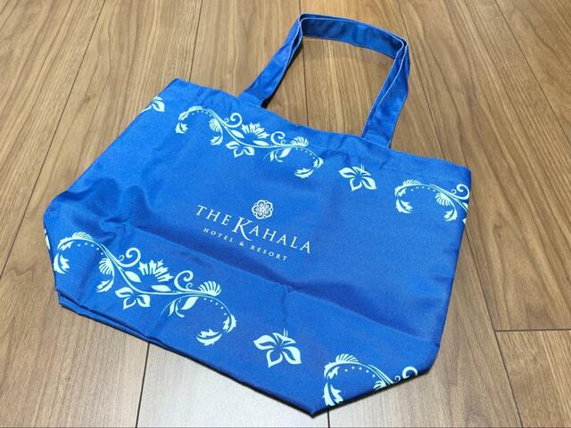 【ザ・カハラ・ホテル＆リゾート ALOHAマルチトートバッグ】ボタニカル柄&カハラブルーの上品デザイン