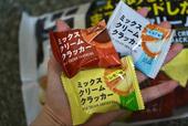 【ドン・キホーテ情熱価格お菓子7選】3種のクラッカーの味を楽しめて32袋も入っています。