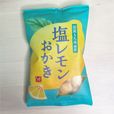 【カルディ もへじ 塩レモンおかき】ブルーとイエローで夏の爽やかさを感じるパッケージ