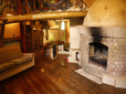 暖炉があるリビングも雰囲気たっぷり