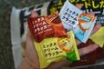 【ドン・キホーテ情熱価格お菓子7選】3種のクラッカーの味を楽しめて32袋も入っています。