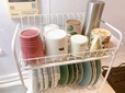 【ニトリ 水切り(2段スリム PP-2S ホワイト)】上段にはマグカップやタンブラーなど大小8個のコップを収納