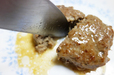 包丁をいれると肉汁がじゅわー