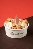 ■ピンクベリー [2F] フローズンヨーグルト チョコレートフレーバー(トッピング付)490円～（税込）