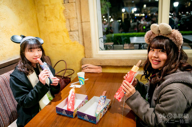 ユカタンソーセージドックとティポトルタ（紫イモ）を食べるキャスト｜サンクスデー2019