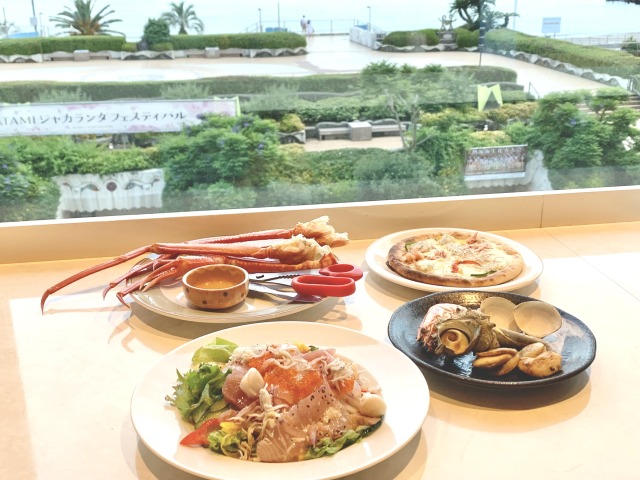海の見える席で海鮮グルメを味わう