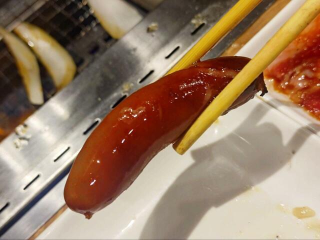 【焼肉ライク 朝焼肉セット】ロースターで焼いたウインナーがこんなに美味しいとは……