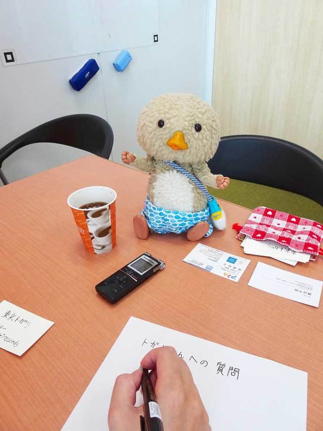 インタビューを受けるトガリくん