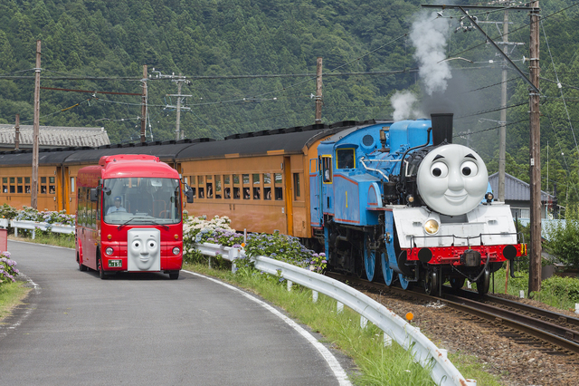 トーマスとバスのバーティー｜大井川鐵道 ※通常の走行コースではなく、特別に許可を得て撮影したものです。