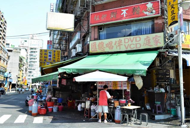 幻の牛肉スープの屋台はカラフルな屋台が目印