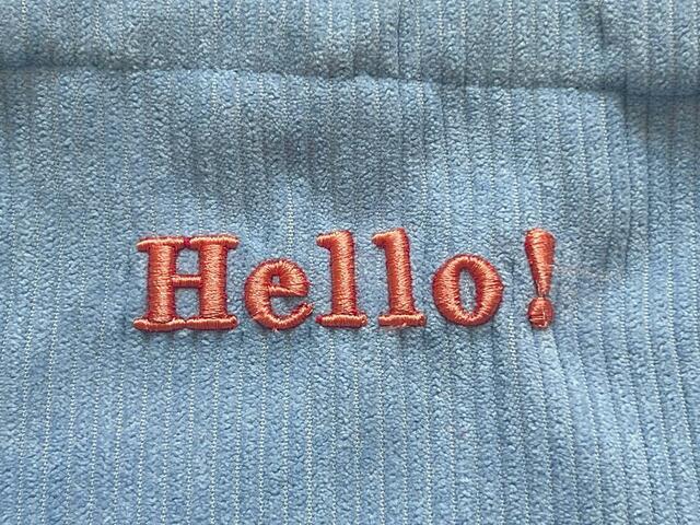 ブルーは「Hello！」のロゴ刺繍がオレンジ♪