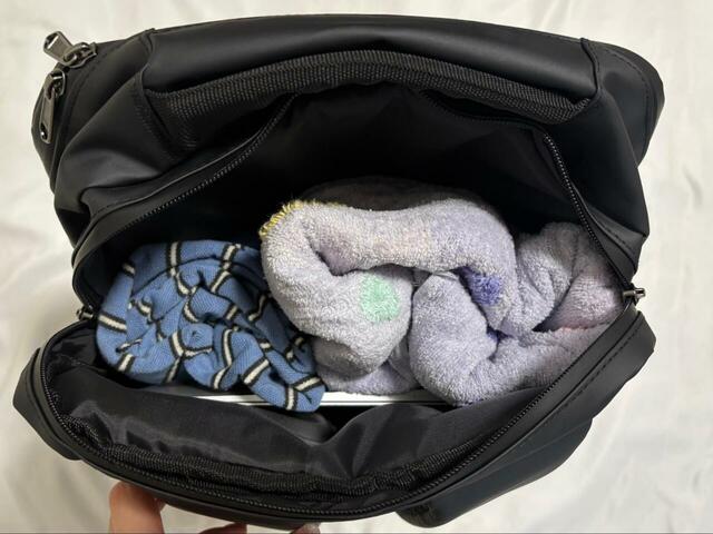 【ワークマン ベーシックバックパックⅡ】背中側の収納部は少しマチが小さめです