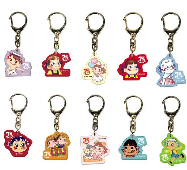 「アクリルチャーム（ペコちゃん75thデザイン）」＜価格：660円（税込）＞ 【歴代ペコちゃんがデザインされた限定缶も登場♪不二家「ペコちゃん75周年記念商品」発売！WEBストアで予約受付中！】