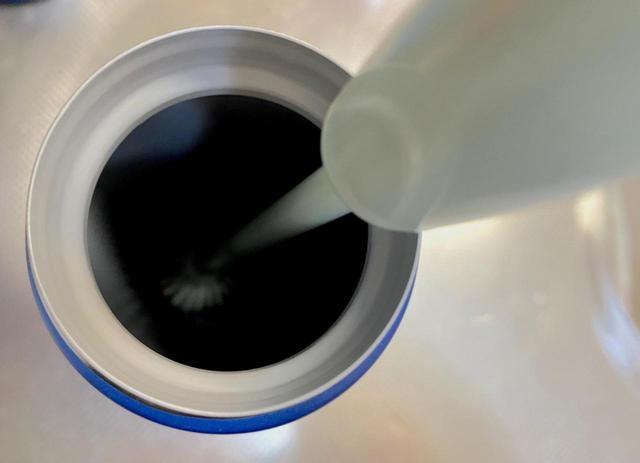 【3COINS】隅まで洗えるコップブラシ／大人用のステンレスボトルも洗える長さ