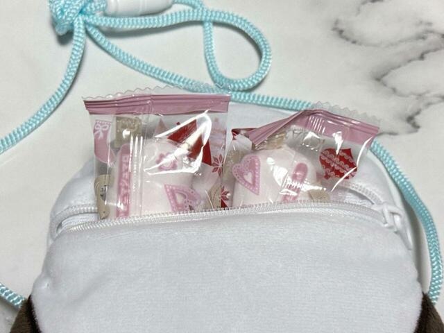 【カルディ クリスマスポシェット2025（シマエナガ）】イチゴ味のマシュマロが2つ入っています