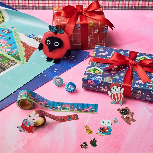 【Afternoon Tea LIVING】ぬいぐるみポーチ 2,860円、モバイルステッカーセット 1,100円、ラッピングペーパーセット 2,530円、メモスタンドクリップ 990円、マスキングテープ(レッド) 825円、マスキングテープ(ブルー) 990円