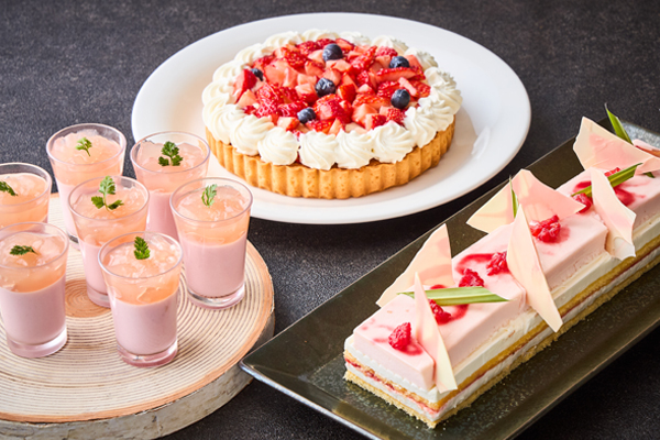 「（左）福島県産桃のヴェリーヌ（中央）福島県産苺のタルト（右）＜ディナー限定＞「会津の雪」使用・苺とヨーグルトのガトー」＜期間：2026年4月6日～4月26日＞【福島の伝統料理＆名物グルメが勢ぞろい！ホテルメトロポリタンで「産地と技の饗宴 ふくしまフェア」開催！】