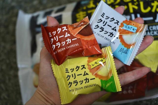 【ドン・キホーテ情熱価格お菓子7選】3種のクラッカーの味を楽しめて32袋も入っています。