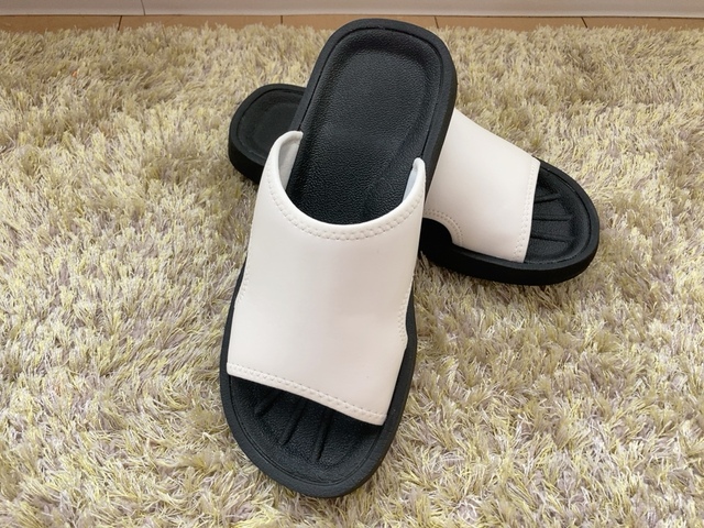 【UNIQLO:C スライドサンダル】ユニクロのコレクションの一つ「UNIQLO:C」のアイテムです