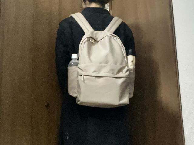 【ROPE’ PICNIC リサイクルポリエステルツイルリュック】荷物をいれた状態で背負ってみました。肩紐の長さもちょうど良いです