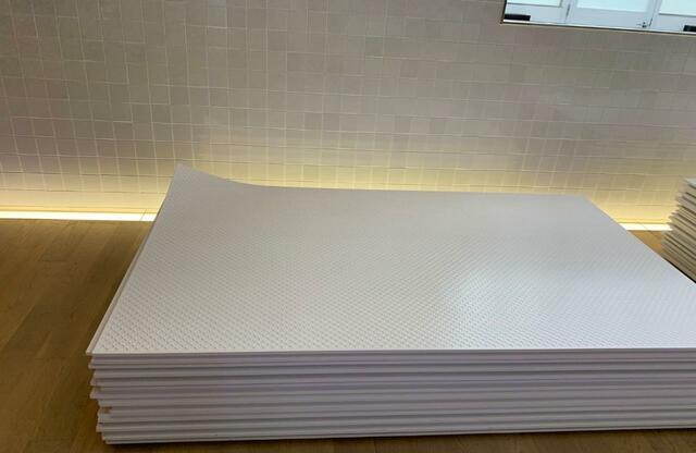 【S/PARK】付箋をイメージした白いベンチ