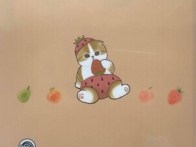 苺を食べているにゃんこのムチムチボディがたまりません…!