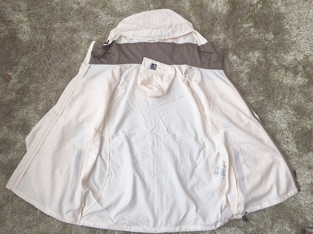 【ワークマン レディース高撥水シェルジャケット】エンボスホワイトはフード、ポケット裏はブラウンカラー