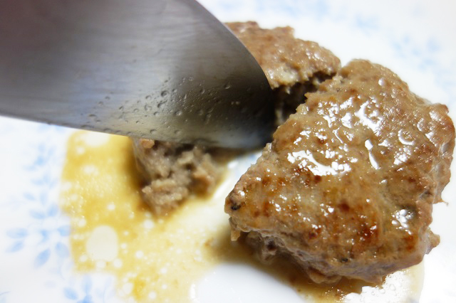 包丁をいれると肉汁がじゅわー