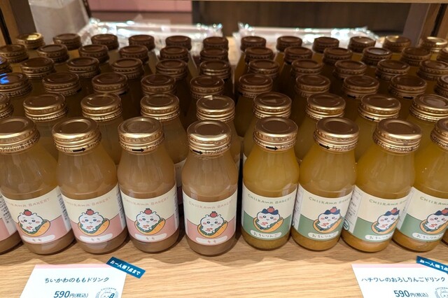 【ちいかわベーカリー】左から「ちいかわのももドリンク」「ハチワレのおろしりんごドリンク」各590円